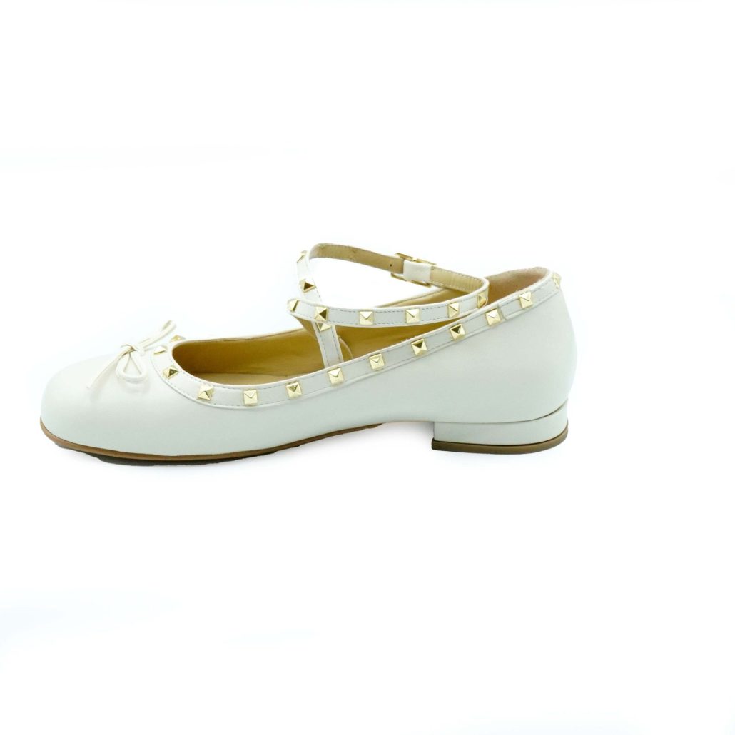 Lea Gu ballerina in nappa, allacciatura frontale alla caviglia con borchie, tacco 10 mm Italia