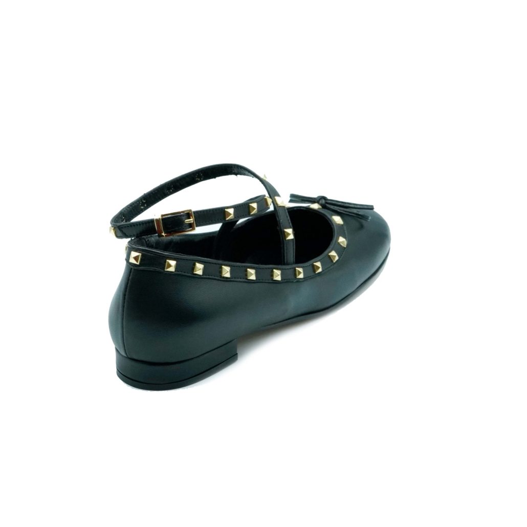 Lea Gu ballerina in nappa, allacciatura frontale alla caviglia con borchie, tacco 10 mm Italia