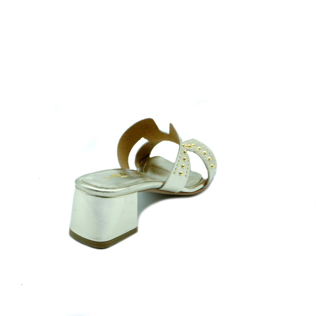 Lea Gu ciabattina in nappa laminata, fascia frontale con borchie oro, tacco ricoperto 50 mm Spedizione Gratuita
