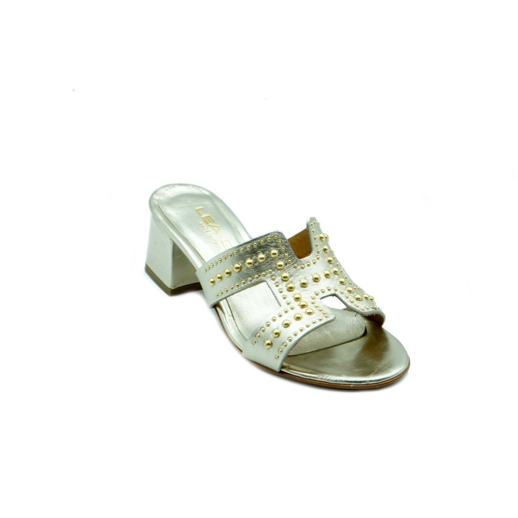 Lea Gu ciabattina in nappa laminata, fascia frontale con borchie oro, tacco ricoperto 50 mm Spedizione Gratuita