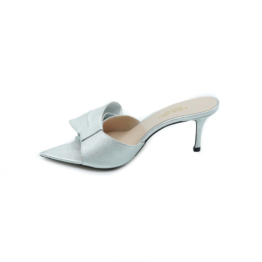Lea Gu sandalo con tacco in nappa laminata, fascia e fiocco frontale, tacco 60mm In Saldo