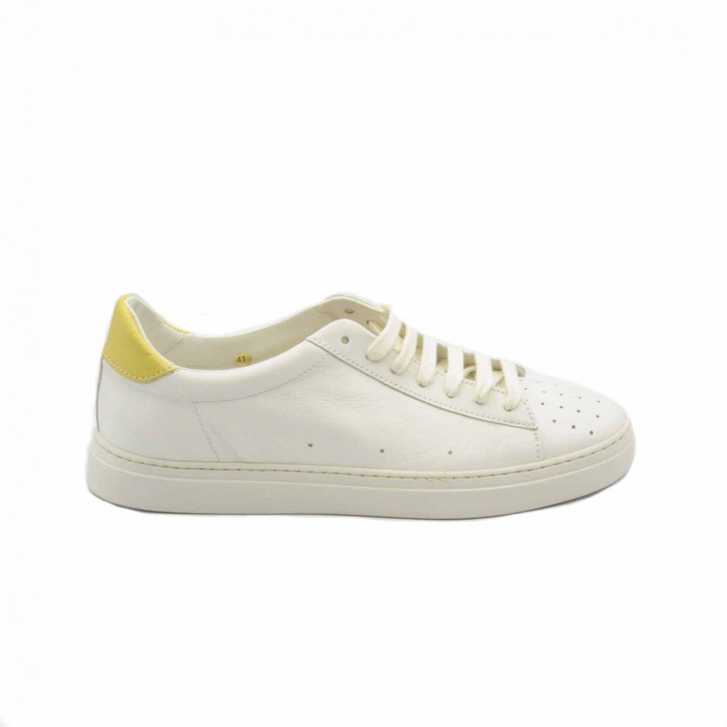 Lea Gu sneakers in nappa, punta traforata, tallone in contrasto verde, fondo gomma 25 mm Pezzi Unici