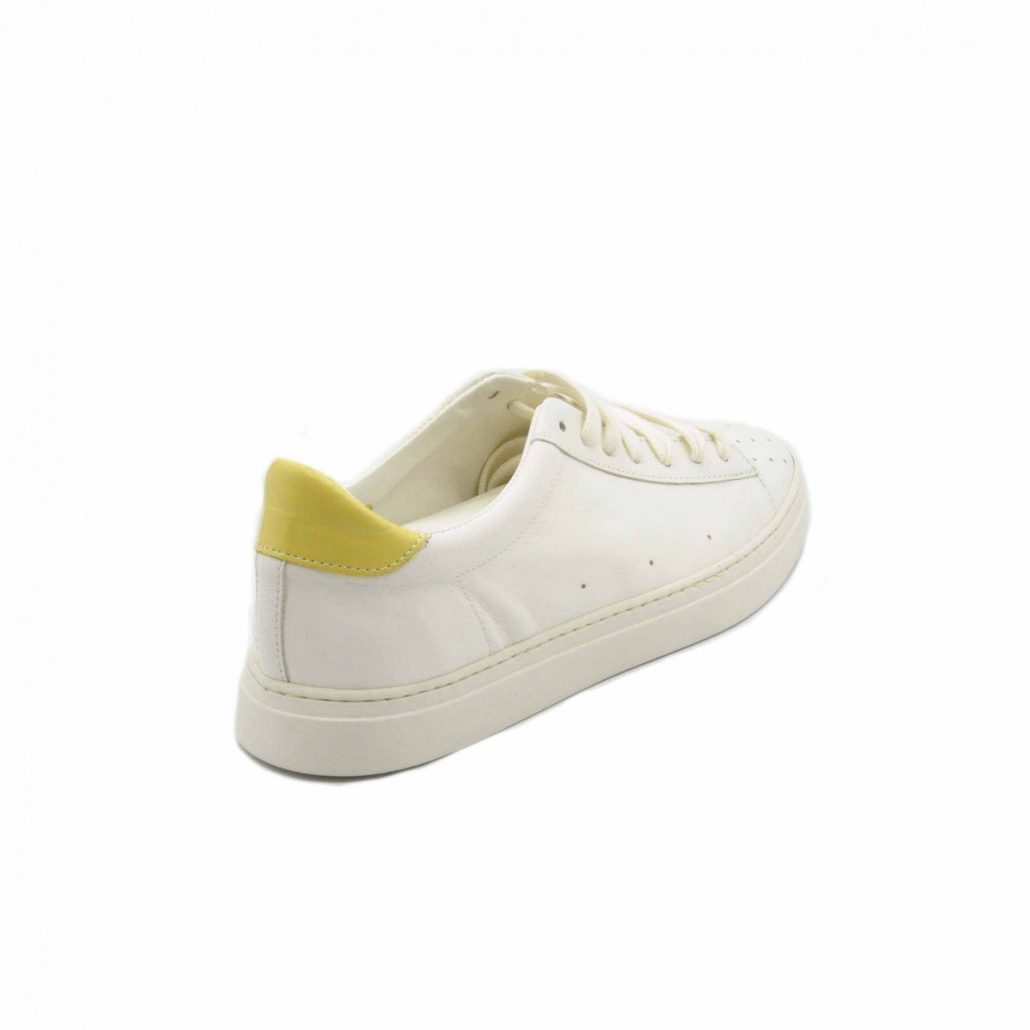 Lea Gu sneakers in nappa, punta traforata, tallone in contrasto verde, fondo gomma 25 mm Pezzi Unici