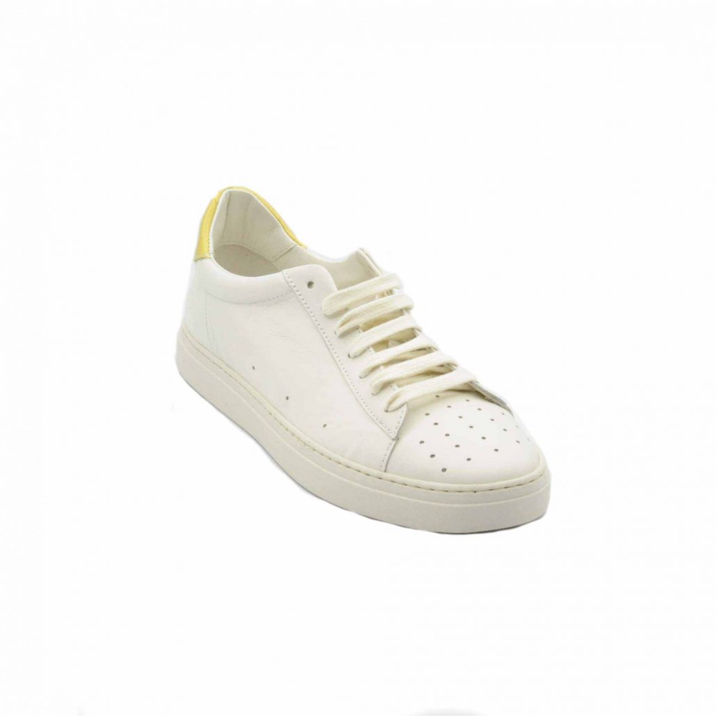 Lea Gu sneakers in nappa, punta traforata, tallone in contrasto verde, fondo gomma 25 mm Pezzi Unici