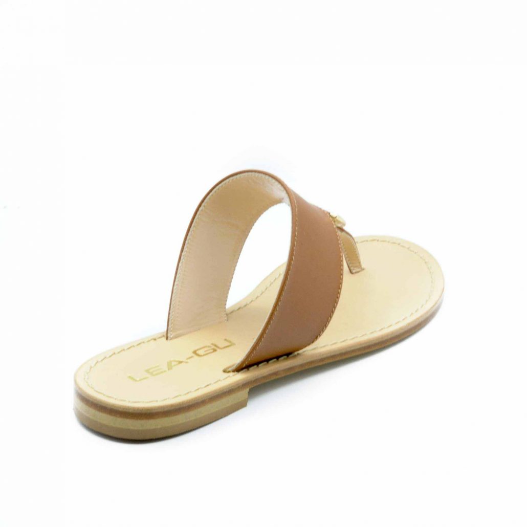 Lea Gu infradito in nappa, accessorio oro frontale, tacco 10 mm Prezzo Ridotto