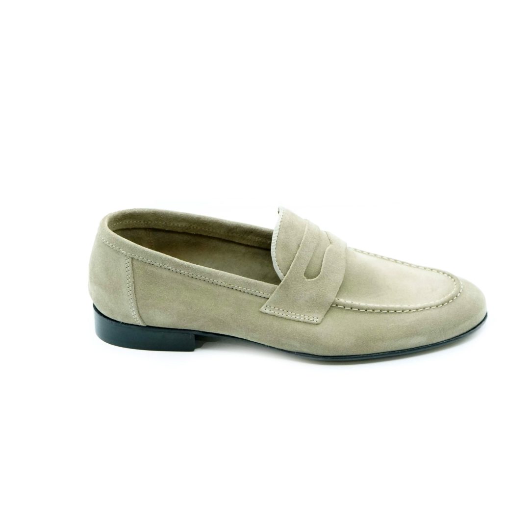 Lea Gu mocassino in camoscio, bocca di leone frontale, tacco 20mm Presa