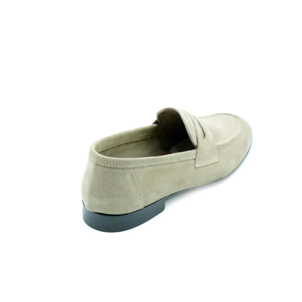 Lea Gu mocassino in camoscio, bocca di leone frontale, tacco 20mm Presa