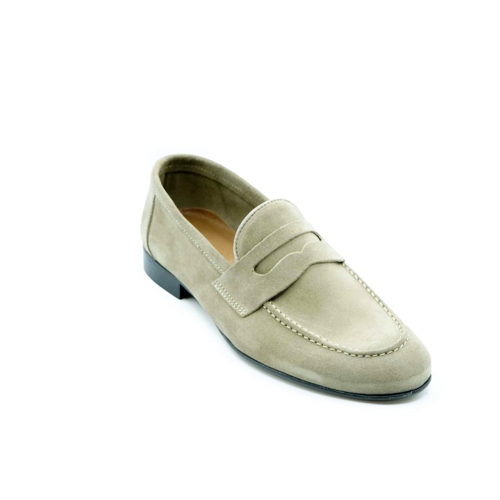 Lea Gu mocassino in camoscio, bocca di leone frontale, tacco 20mm Presa