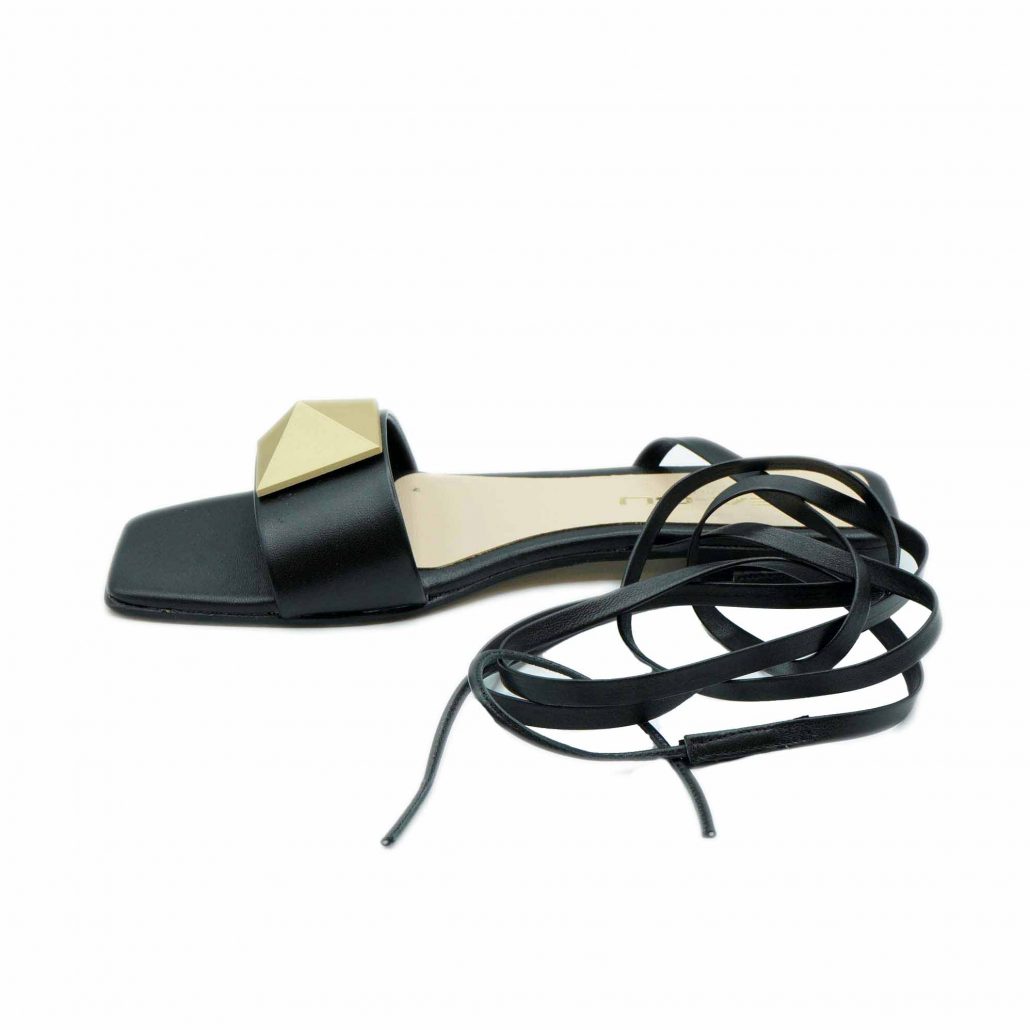 Lea Gu sandalo in nappa, fascia con piramide oro frontale, lacci in caviglia, tacco 20 mm Promozione