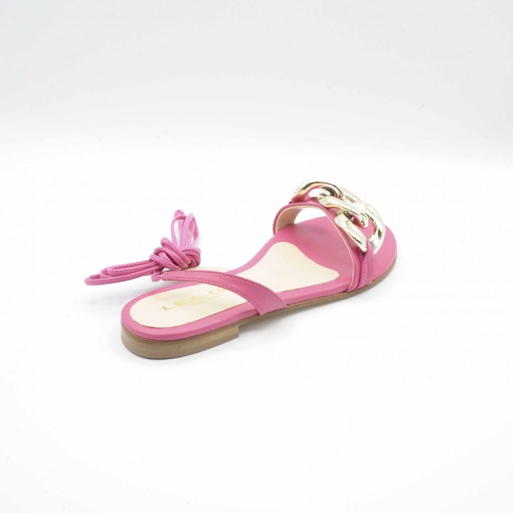 Lea Gu sandalo in nappa, allacciatura in caviglia e accessorio oro frontale, tacco 15 mm Italia