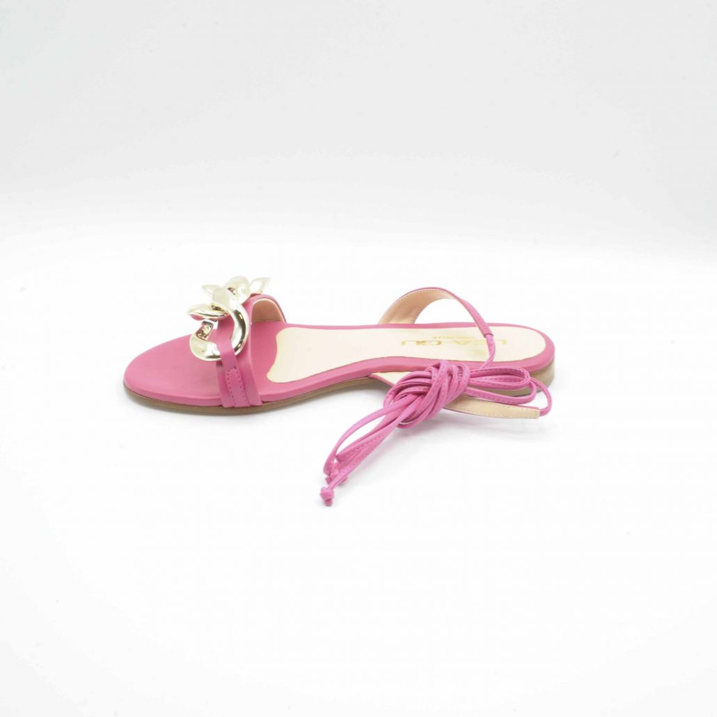 Lea Gu sandalo in nappa, allacciatura in caviglia e accessorio oro frontale, tacco 15 mm Italia