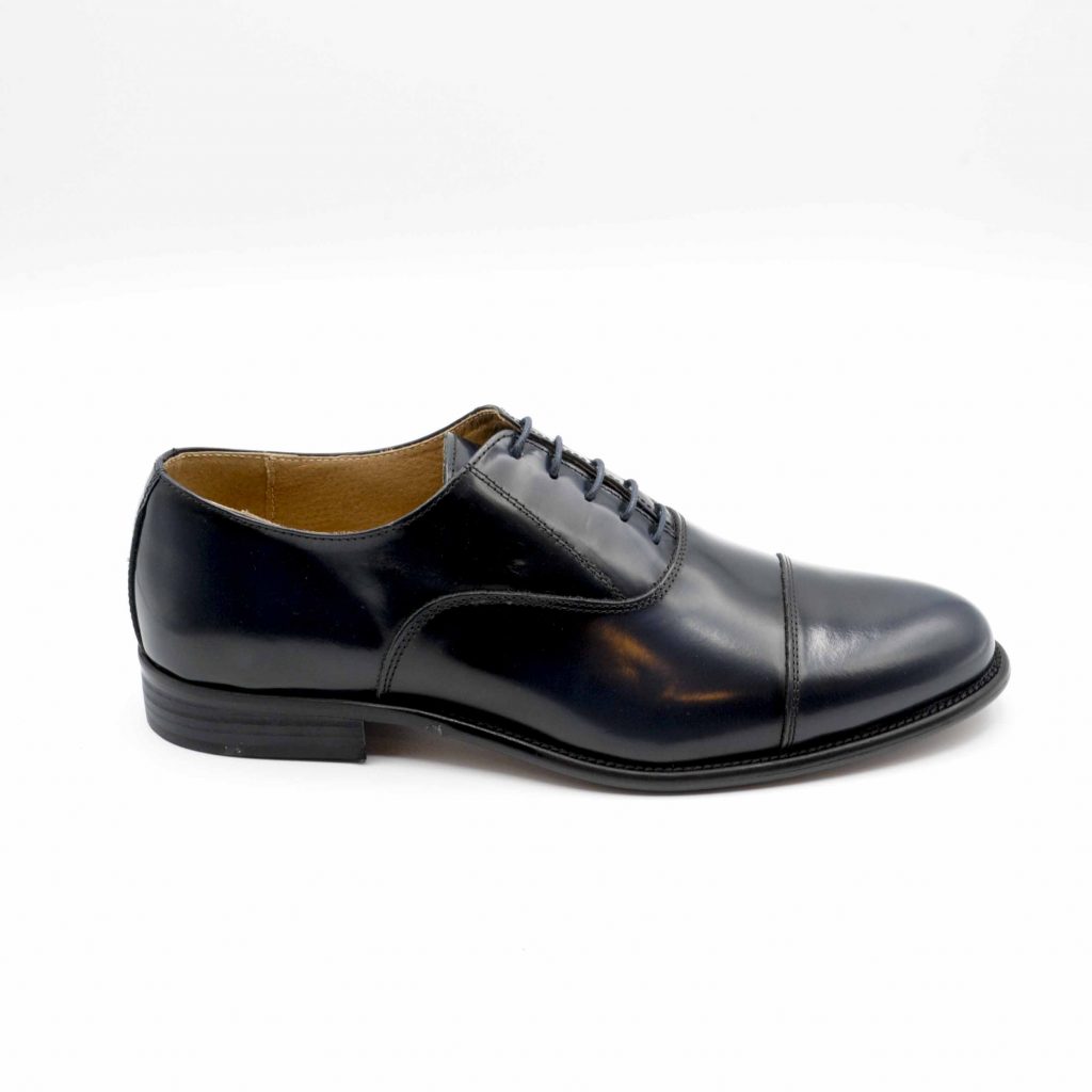 Lea Gu scarpa in vitello abrasivato con allacciatura frontale e taglio in punta, tacco 25 mm In Vendita
