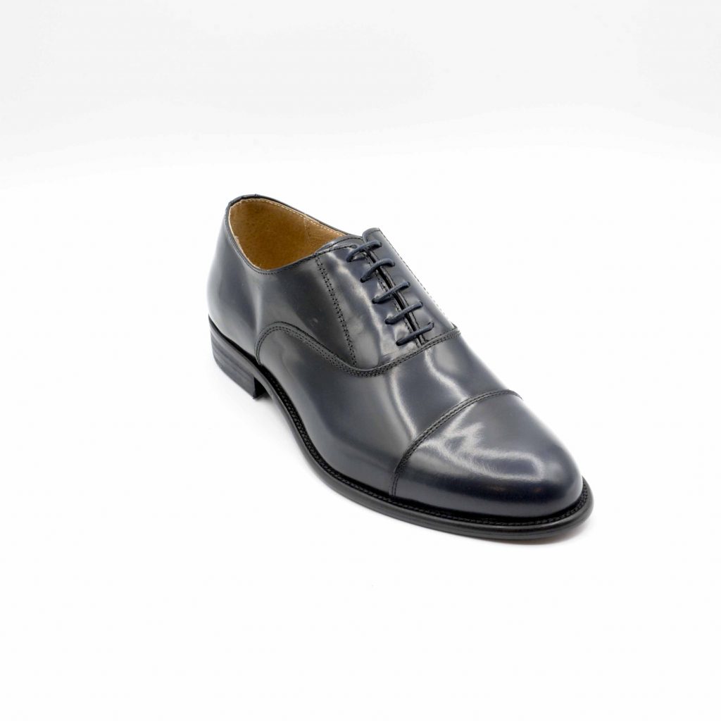 Lea Gu scarpa in vitello abrasivato con allacciatura frontale e taglio in punta, tacco 25 mm In Vendita