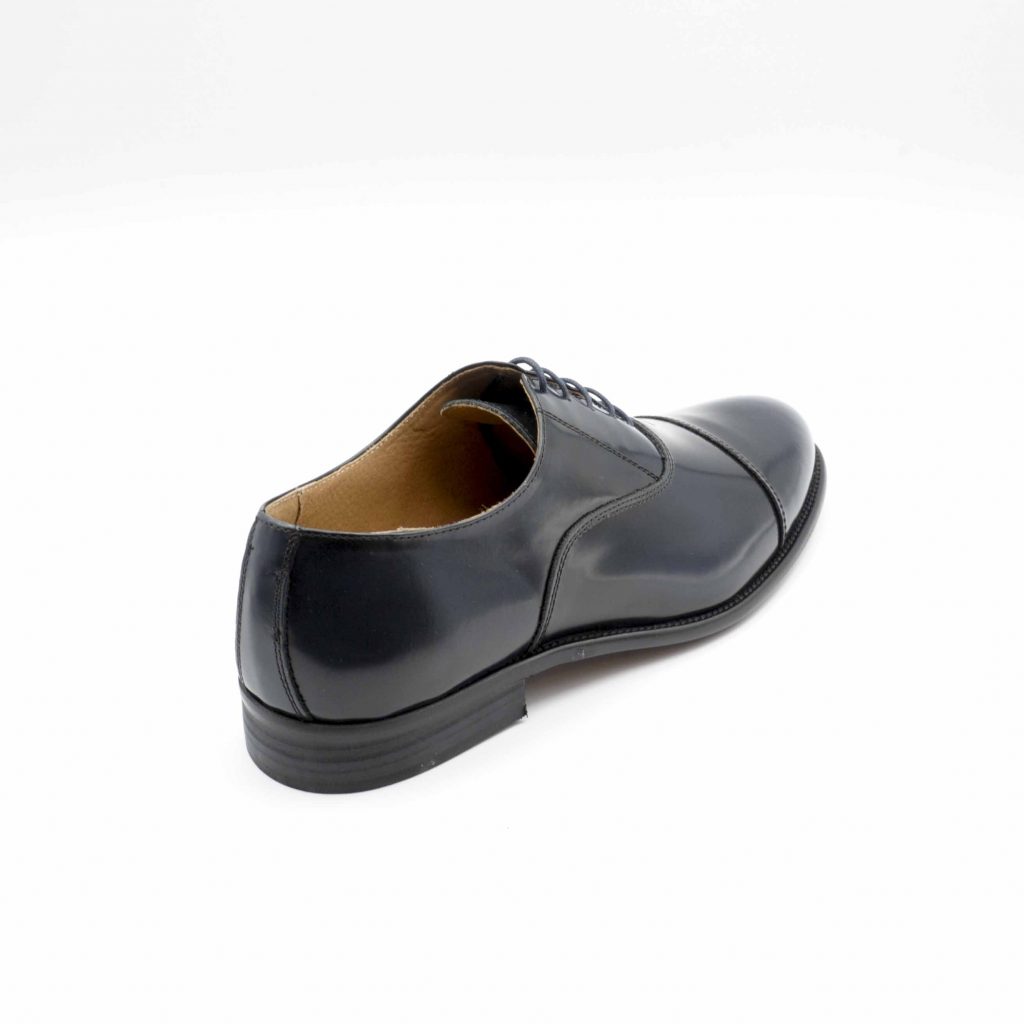 Lea Gu scarpa in vitello abrasivato con allacciatura frontale e taglio in punta, tacco 25 mm In Vendita