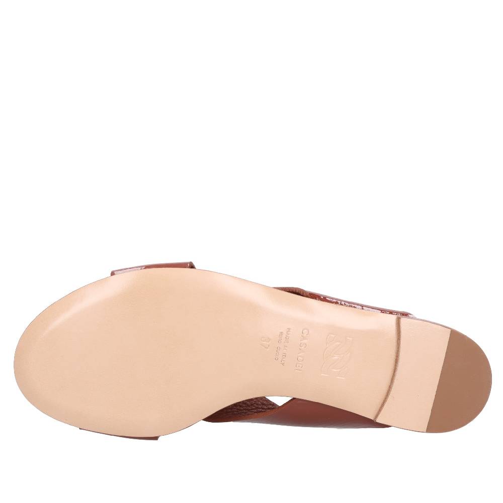 CASADEI Mules in vernice Hotsell