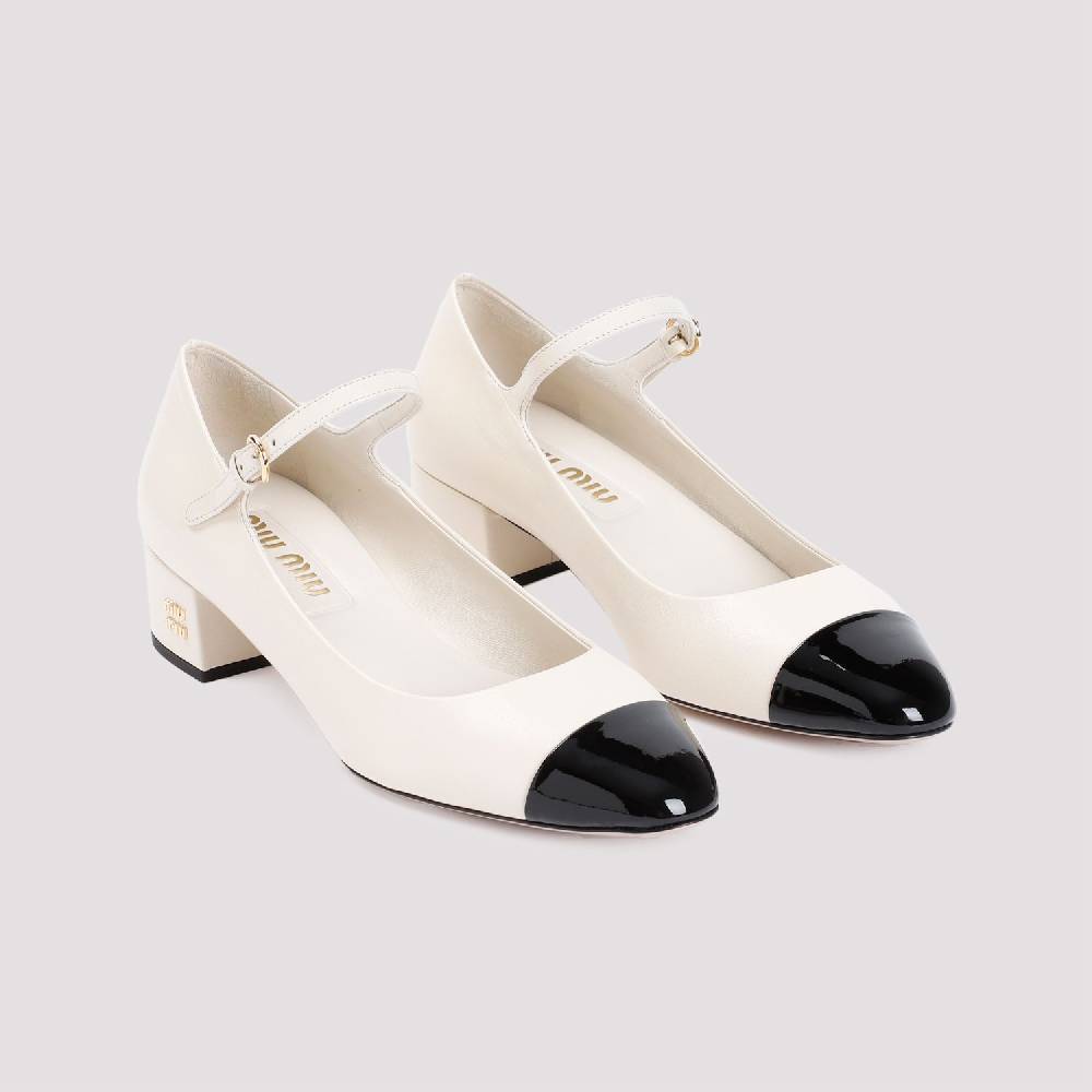 MIU MIU  Decollete in Pelle Color Nude MIU MIU con Tacco Logo Metallico I Più Venduti