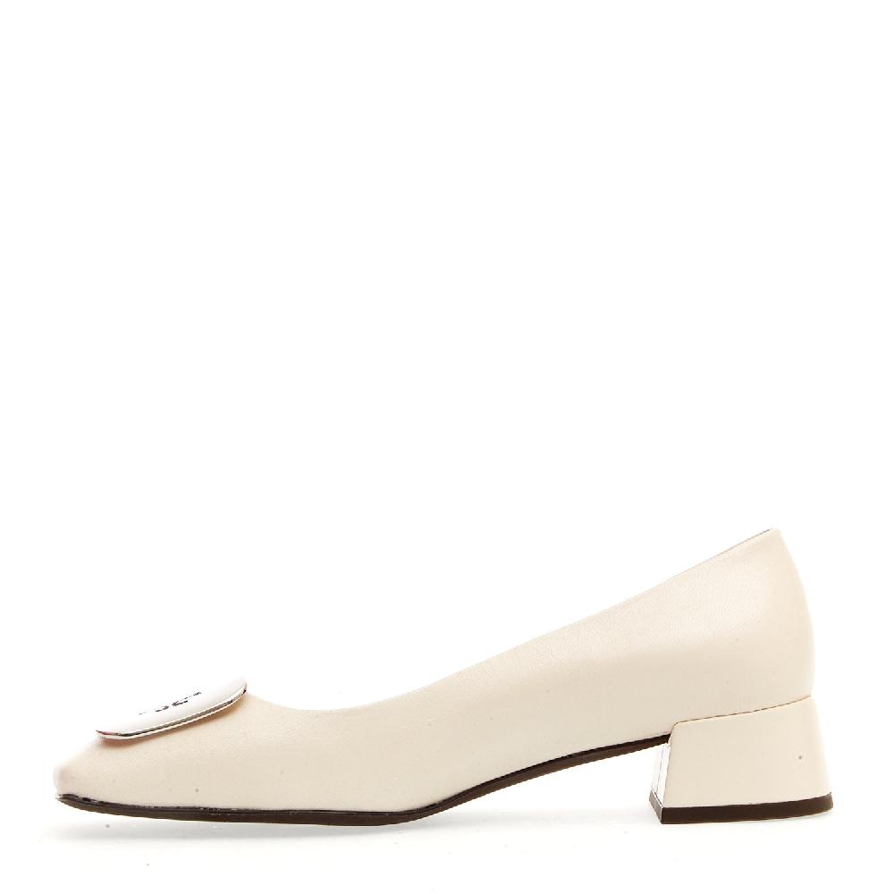 Sorelle Perego Pump pelle panna fibbia logo argento tacco 40 Pezzi Unici