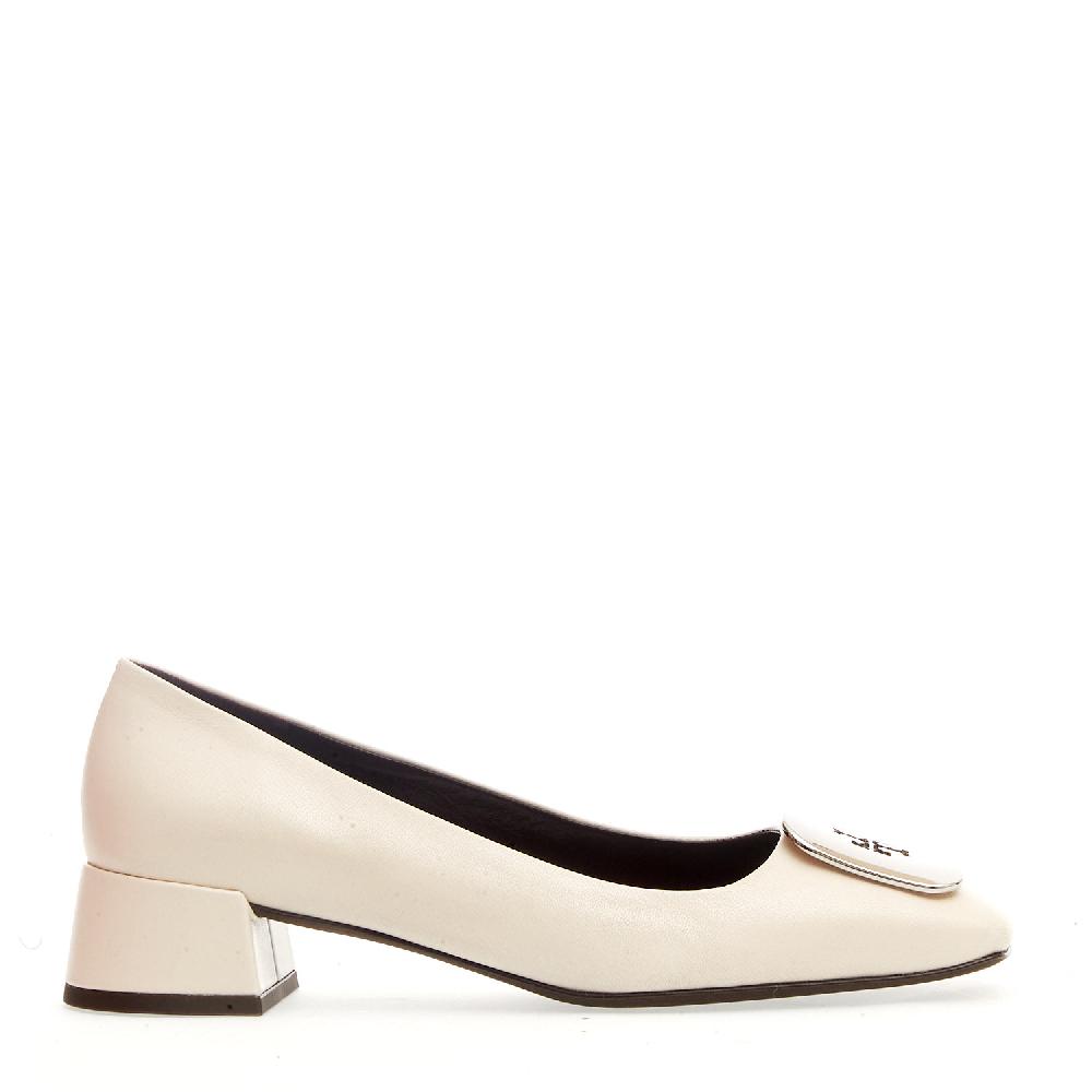 Sorelle Perego Pump pelle panna fibbia logo argento tacco 40 Pezzi Unici