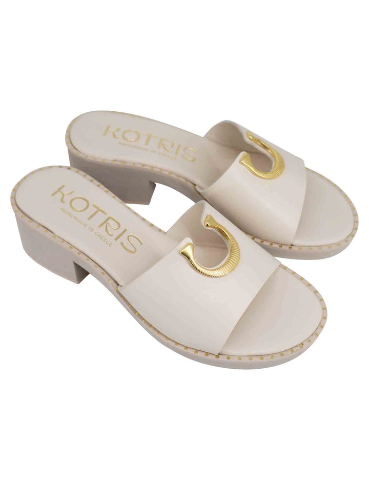Spatarella Sandali donna in pelle off white con borchia oro e suola in gomma ultra leggera Saldi Di Fabbrica