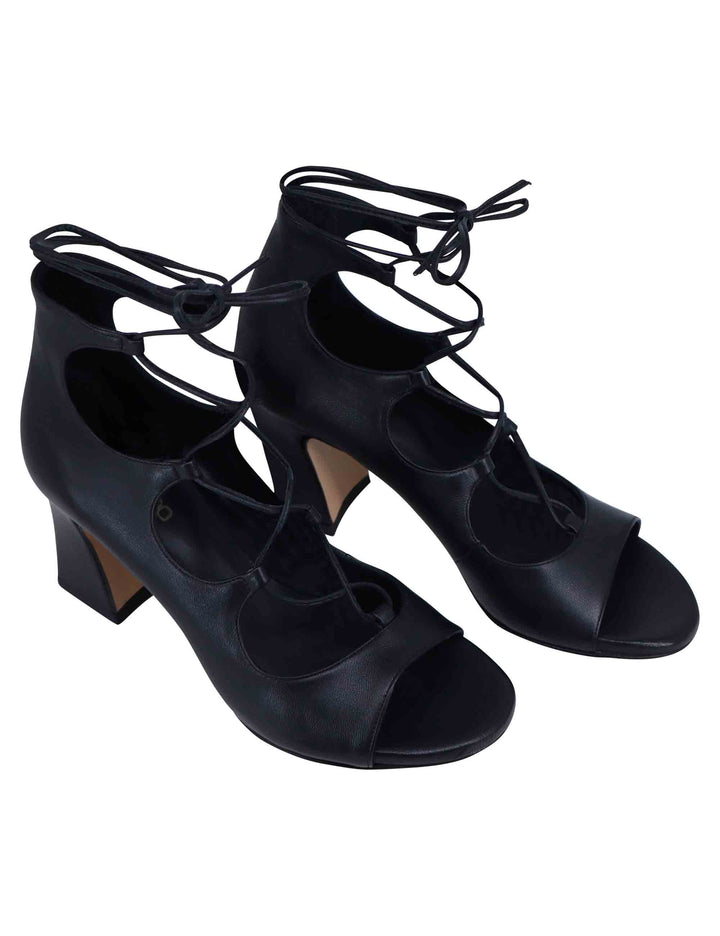 Spatarella Sandali donna in pelle nera con lacci alla caviglia e tallone chiuso In vendita