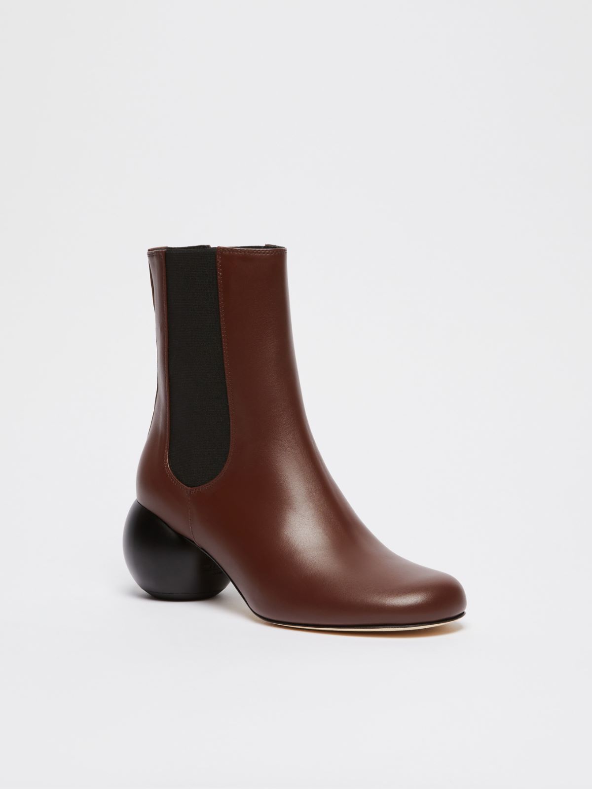 Weekend Chelsea boot con maxi boule Spedizione gratuita