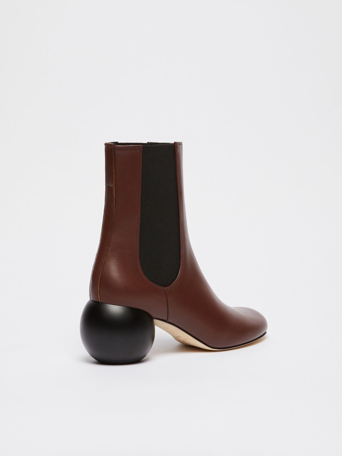 Weekend Chelsea boot con maxi boule Spedizione gratuita